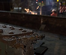 Schnittkante durch autogenes Brennschneiden an einer Stahlnietenbrücke.jpg