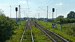 Staatsgrenze zwischen Slowakei-Ukraine. Der Grenzstein, zwei Grenzsäulen und ein Zaun mit Videoüberwachung.