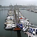 Drijvende pier in Aber-Wrac'h, Bretagne, bij laagwater