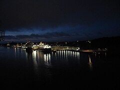 Vue nocturne du port.