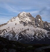 L'aiguille Verte versant Nant-Blanc (centre) et les Drus (à droite).