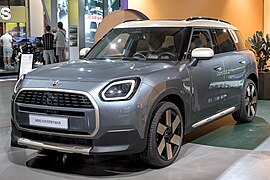 Mini Countryman (U25) - left front view.