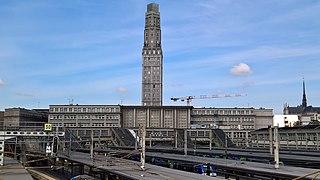 Bâtiment voyageurs, tour Perret et cathédrale Notre-Dame, vus depuis la passerelle de la rue Riolan.