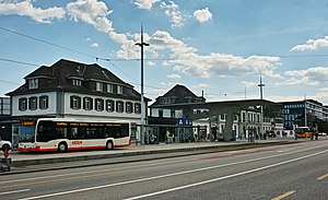 Bahnhofsgebäude, im Vordergrund Gleis der Solothurn-Niederbipp-Bahn und Bushaltestellen (2019)