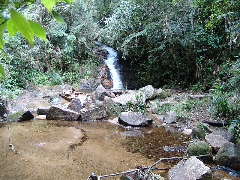 File:Cachoeira próximo ao Morro Anhangava - panoramio.jpg