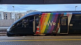 Triebzug 800 008 „Alan Turing OBE / Trainbow“ von Great Western Railway im Bahnhof von Swansea in Wales.