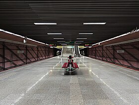 Le quai central, sans piliers, avec les deux voies latérales