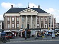 Stadshuis met ervoor de markt