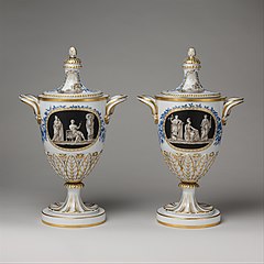 Vases de porcelaine adoptant une forme antique, avec décor peint représentant des figures de l'Antiquité classique (fabrique royale de porcelaine du Buen Retiro, 1784-1795).