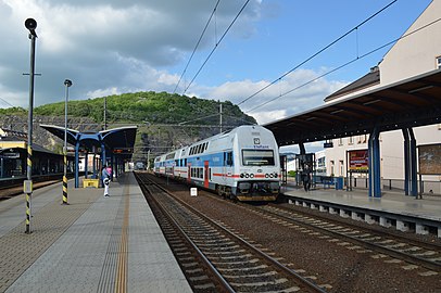 Ligne Prague-Děčín : train à deux étages en gare d'Ústí nad Labem.