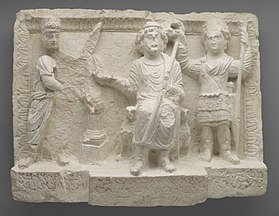 Relief de Doura Europos accompagné d’une inscription en palmyrénien : Séleucos Ier couronne le Gad (divinité de la Fortune), accosté de deux aigles et tenant le sceptre