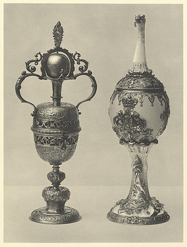 1. Vergoldete Vase in Renaissanceformen aus Kupfer, im Innern eine Uhr mit Schlagwerk, deutsche Arbeit vom Ende des 16. Jahrhunderts / 2. Straußeneipokal aus Meißner Porzellan in silbervergoldeter Fassung vom Dresdner Juwelier Herfurth 1734