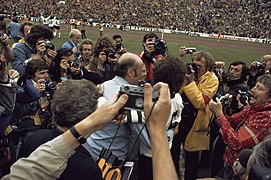 Wereldkampioenschap voetbal 1974 in Munchen supporters omhelsen Duitse spelers, Bestanddeelnr 254-9559.jpg