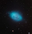 NGC 1360 par Adam Block (Mount Lemmon SkyCenter/University of Arizona). La région rouge à l'extrémité nord-est de la nébuleuse est une région d'ionisation qui se déplace plus rapidement que sa coquille.