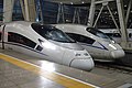 CRH380CL(前)。 CRH380BL(奥)とはヘッドライトの位置など前面の構造が大きく異なる。