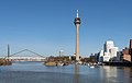 Düsseldorf, la tour (der Rheinturm), les ponts (le Hafenbrückeet et le Rheinkniebrücke) et la Neue Zollhof