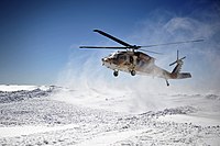 積雪した北部のヘルモン山で離陸する第123飛行隊のUH-60L。