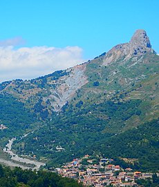 La Rocca Salvatesta sembra una Sfinge sopra Fondachelli-Fantina attorno al mezzogiorno, Sicilia.