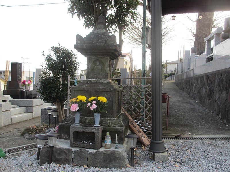 File:円光寺の宝篋印塔.jpg