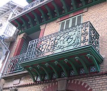 Un balcon ouvragé et une petite loggia pour voir la mer.