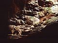 Fustanelle sculptée (en bas à gauche) dans la grotte Vari.