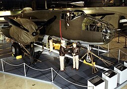 Exhibición que representa un B-25B Mitchell preparándose para la Incursión Doolittle