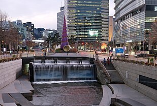 The beginning of the Cheonggye Stream, evening time