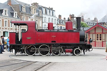 Retournement de la locomotive 130 T 1 sur la plaque tournante de la gare.