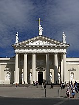 La fachada neoclásica de la catedral de Vilnius, Lituania, con su frontón y columnas.