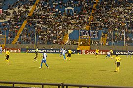 Partido de fútbol en el Estadio Francisco Morazán.