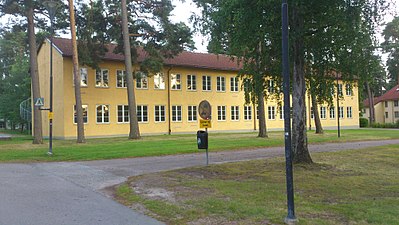 Före detta skolhuset vid garnisonen.