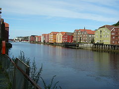 Ici, les maisons ont fait disparaître les berges de la Nidelva (Vieille ville de Trondheim, 2006).