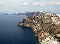 Vue de Oia (au fond à gauche) et Fira (à droite).