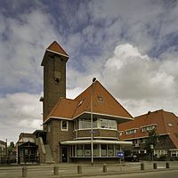 Bussum: voormalig havenkantoor met hoge toren en bordes, gebouwd in 1928 in zakelijk-expressionistische stijl (2005). De haven is in de jaren 1940-1942 gedempt, maar werd in 2004-2007 in een decoratieve versie gedeeltelijk hersteld.