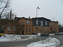 Bahnhof Ortrand, bestehend aus Bahnhofempfangsgebäude mit Gastwirtschaft und Stellwerksannex (mechan. Stellwerk Typ „Einheit“) sowie Bahnsteigüberdachung und Gedenktafel Dr. Zachariae von Lingenthal an der Stadtseite, Güterschuppen mit Kontor und Ladegleis sowie Prellbock, Lagerschuppen, Kopfsteinpflasterung Bahnhofsvorplatz, gepflasterter Bahnsteig 1 mit historischen Bahnsteigleuchten und Geschäftshaus mit Seitenflügeln