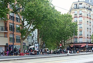 Le débordement de la brocante rue Saint-Blaise sur le boulevard Davout.