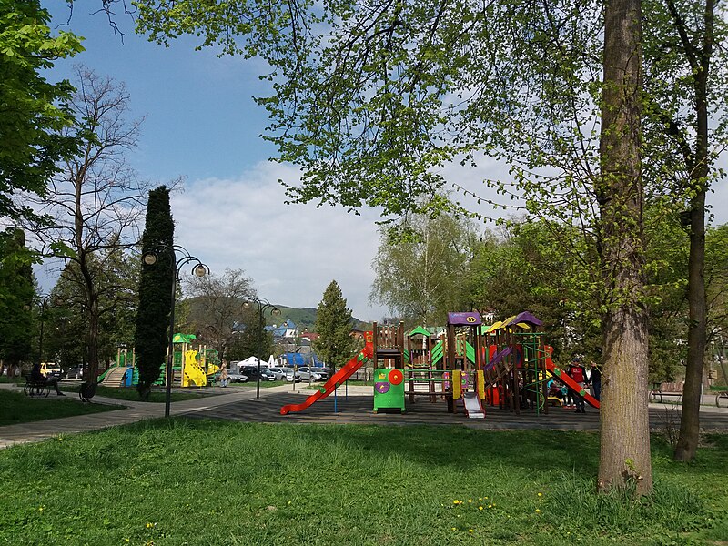 File:Garden square near Kosiv Institute of Applied and Decorative Arts (2022-05-02).jpg