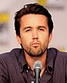 Rob McElhenney interpreta Mac