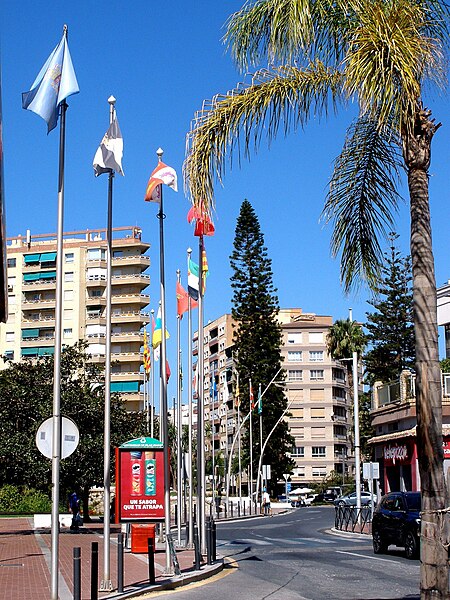 File:Motril - Plaza de las Comunidades Autónomas 3.jpg