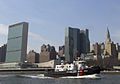 Midtown vista de l'East River, amb la seu de les Nacions Unides a l'esquerra, i el Chrysler Building a la dreta.