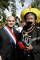 ’n Verkose amptenaar van die Franse Republiek, Nicolas Perruchot, met sy driekleurige serp tydens die oorhandiging van die Nasionale Vergadering se medalje aan die opperhoof Raoni