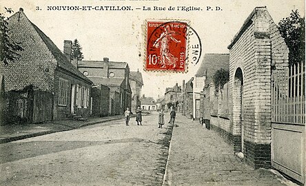 Carte postale de la rue de l'église en 1909.