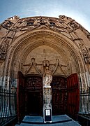 Avignon - Place Saint-Pierre - Église Saint-Pierre 1358 - View East & Up on late Gothic Flamboyant Façade 1512-24 - Monumental walnut doors by Antoine Vollard, 1551 - Virgin and Child statue attributed to Jean Péru 01.jpg