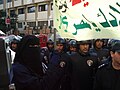 Porte-drapeau en niqab lors d'une manifestation pour protester contre les agressions sexuelles massives contre les femmes pendant l'Aïd au Caire (2006)