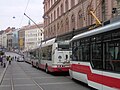 Brünn: Fortbewegung mittels Straßenbahn­oberleitung anlässlich einer Fahrzeug­parade, die Ober­leitung des linken Gleises ist geerdet