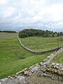 Blick vom Ostturm des Nordtores am Kastell Housesteads auf den nach Osten verlaufenden Hadrianswall.