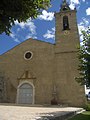 La façade et la tour clocher de l'église Saint-Saturnin.