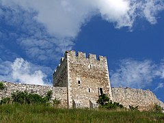 Un mur et une tour.