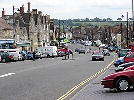 Die breite Hauptstraße von Chipping Sodbury. Wo heute Autos parken, waren früher Marktstände.