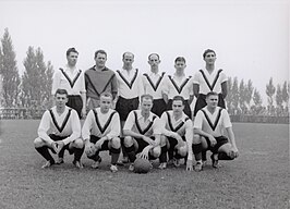 Tolmeijer, zittend 1e van rechts, met BVC Amsterdam in 1956